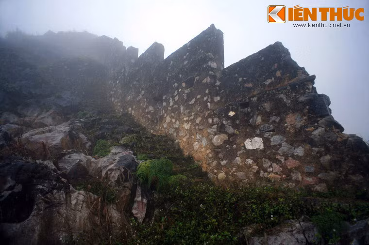 Các bức tường ở đồn được xây dựng bằng đá vôi Trùng Thoi, cao trung bình 6-10m, dày 80cm.