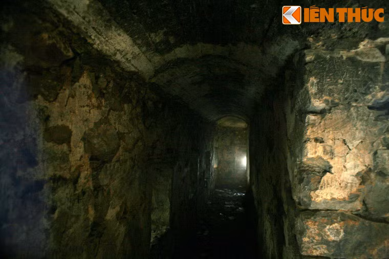 Bên trong tầng hầm.