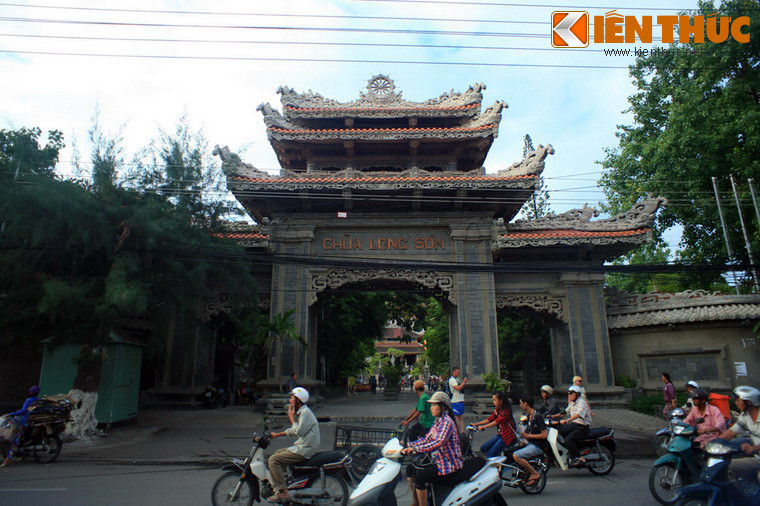 1. Tọa lạc tại phường Phương Sơn, dưới chân đồi Trại Thủy ở TP Nha Trang, chùa Long Sơn là ngôi chùa cổ nổi tiếng nhất của tỉnh Khánh Hòa. Chùa do Hoà thượng Thích Ngộ Chí theo dòng Thiền Lâm tế đời thứ 39 khai sơn sáng lập năm 1886 với tên gọi là Đằng Long tự.