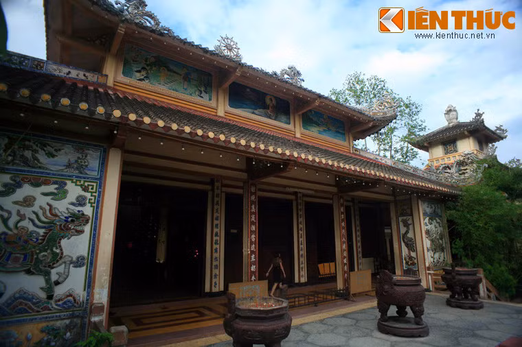 Hiện tại, chính điện của chùa rộng 1.670 m², nằm trong khuôn viên rộng lớn với nhiều cây xanh. Từ sân chùa có lối lên đồi Trại Thủy với 193 bậc đá.