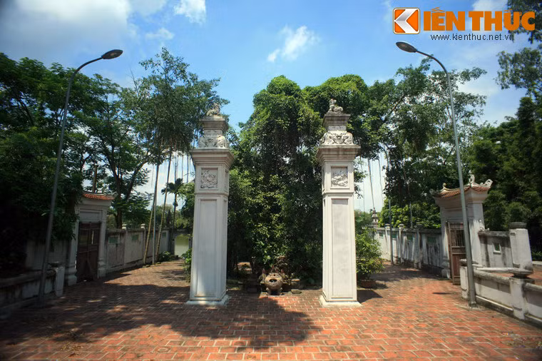 Tương truyền, năm 1089, đoàn chiến thuyền của Lý Thường Kiệt khi chinh phạt phương Nam đi qua thôn Quyển Sơn. Bỗng một trận gió lớn ào ào thổi tới, bẻ gãy cả cột buồm rồi cuốn lá cờ lớn của đoàn quân lên đỉnh núi.