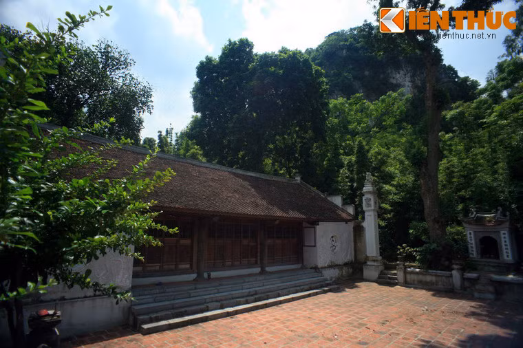 Lý Thường Kiệt bèn cho thuyền dừng lại, cùng quân sĩ lên bờ sửa lễ tế trời đất cầu đại thắng. Lần đó, thắng lớn trở về, Lý Thường Kiệt đã cùng đoàn quân lên đây làm lễ tạ ơn, khao thưởng ba quân và mở hội cho dân làng mừng chiến thắng. Sự kiện lá cờ bị gió cuốn đã khiến Lý Thường Kiệt đặt tên cho ngọn núi là Cuốn Sơn. Về sau, dân làng Cuốn Sơn đã lập đền thờ Lý Thường Kiệt ở chính nơi ông đã mở hội. Được dựng giữa khu rừng trúc rộng hàng chục mẫu, nên ngôi đền mang tên đền Trúc.