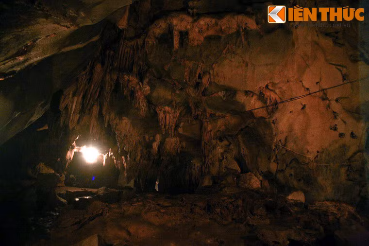 Cấu trúc các động vô cùng đa dạng với nhiều loại thạch nhũ muôn hình vạn trạng, gợi cho du khách sức tưởng tượng phong phú: hình bầu sữa mẹ, nồi cơm mở vung, hình con voi, con rùa...