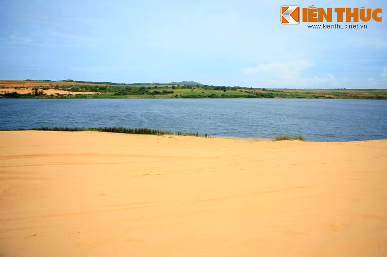 Hồ lớn này từ đó bị chia thành 2 phần, gọi là Bàu Ông và Bàu Bà. Trong tiếng địa phương "bàu" nghĩa là hồ nước.