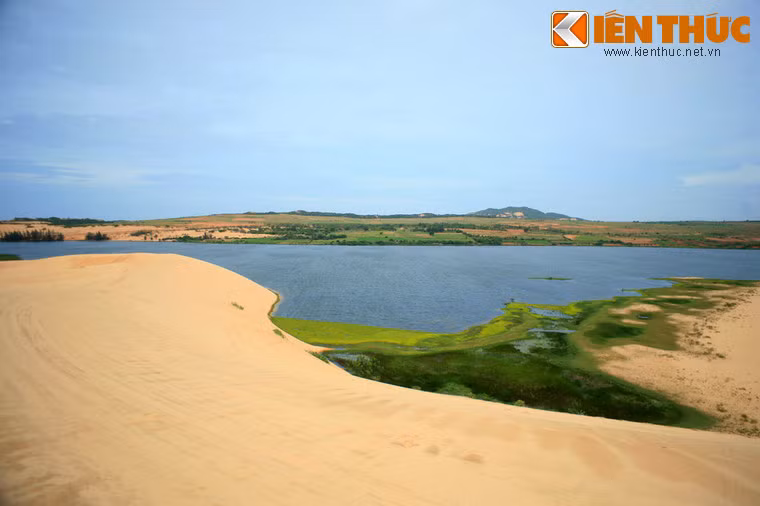 Trong hai hồ nước tạo thành Bàu Trắng, Bàu Bà rộng hơn Bàu Ông, với diện tích 70ha, nơi rộng nhất là 500m, độ sâu trung bình là 5m. Nơi sâu nhất của Bàu Bà là 19m vào mùa mưa, càng về phía bờ, nước càng cạn dần.