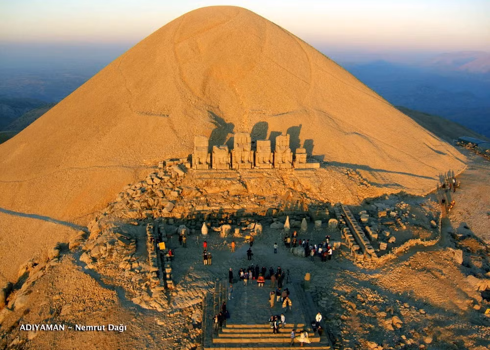 Đỉnh của ngọn núi này là nơi đặt lăng mộ của vua Antiochus I Theos, người cai trị vương quốc Commagene vào thế kỷ thứ nhất TCN.