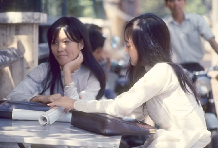 Nét duyên dáng của thiếu nữ Sài Gòn.