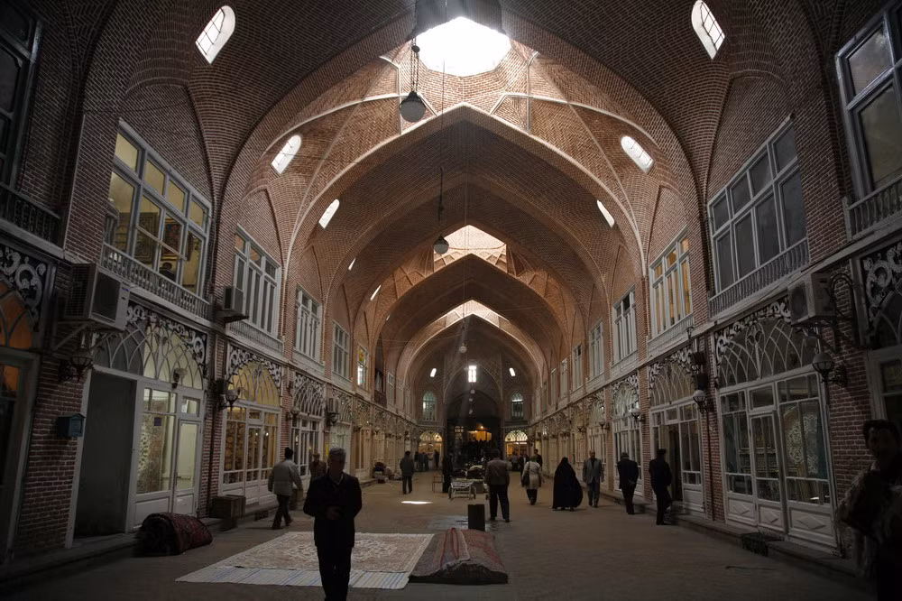 Nằm ở trung tâm của thành phố Tabriz của Iran, khu chợ Ba Tư cổ Tabriz (Tabriz Bazaar) là một trung tâm thương mại có vai trò đặc biệt quan trọng trong nền văn hóa Ba Tư thời cổ.