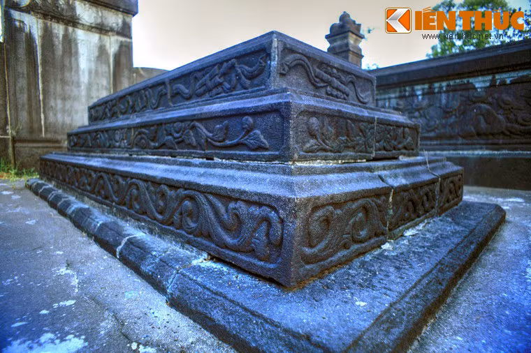 Mộ phần hình chữ nhật gồm 4 tầng thu nhỏ dần về phía trên. Tầng dưới cùng là tầng nền, 3 tầng trên là phần chính được chạm khắc hoa văn tinh xảo.