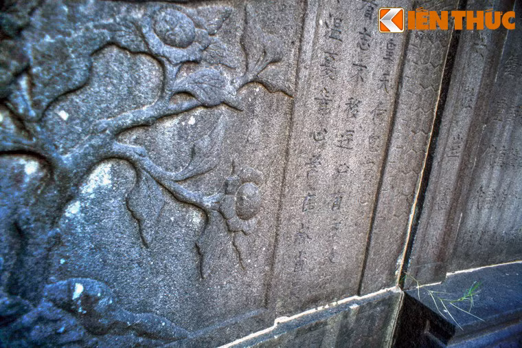 Nhìn chung, mộ bà cũng được làm và trang trí giống như mộ ông nhưng hoa văn trang trí và nội dung các câu chữ Hán thì khác nhau.