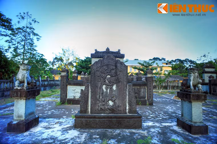 Mộ cổ Hương Liêm được xây dựng hoàn toàn bằng đá xanh, từ hàng rào bên ngoài cho đến phần lăng mộ bên trong.