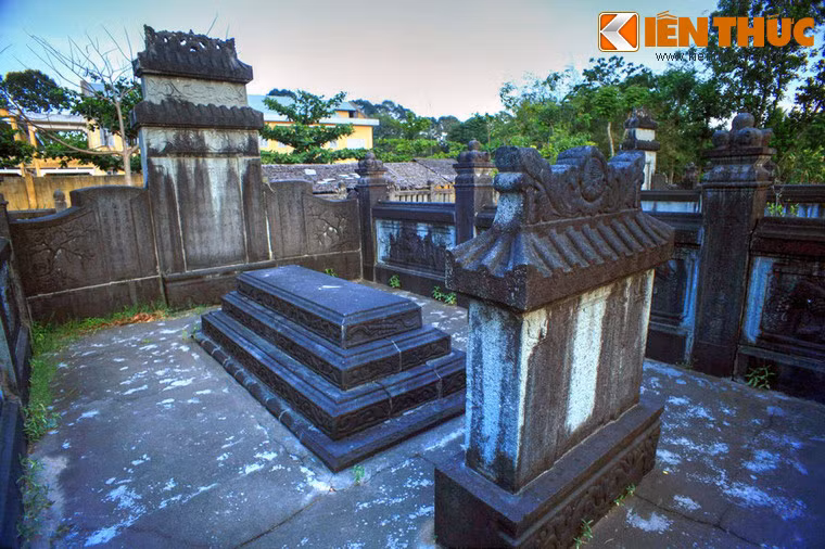 Chân mộ là tấm bia cao 1,5m, rộng 1,2m có mái che với hoa văn trên nóc và chân bia. Mặt trước bia khắc chữ Hán với nội dung là ngày tháng năm tạo lập khu mộ, tên tuổi, ngày sinh, ngày mất của người chết và tên người lập phần mộ.