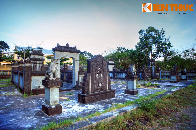 Khu mộ nằm trong khuôn viên có diện tích 966m2, gồm hai phần mộ nằm song song nhau của vợ chồng ông Hương Liêm.