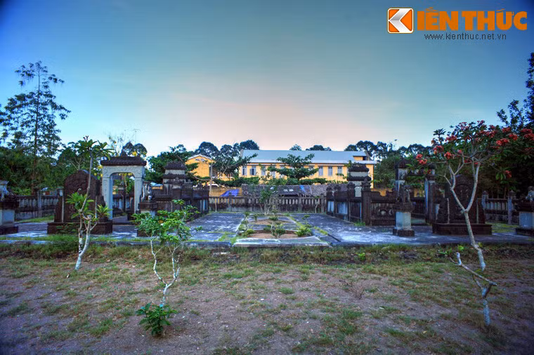 Khu mộ được ông Hương Liêm (Huỳnh Ngọc Khiêm, 1843 - 1927), một người giàu có bậc nhất ở vùng Bến Tre cho xây dựng vào năm 1911 để chuẩn bị cho hậu sự của mình.