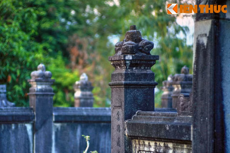 Tường bao quanh mộ có các trụ đá trang trí hình các loại hoa quả phổ biến của Nam Bộ.