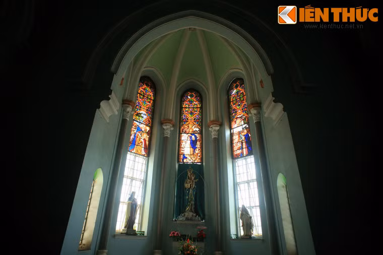 Bên trong các gian tường có nhiều tượng thánh. Trên vòm cửa chính có tượng thánh Philípphê bổn mạng nhà thờ bằng đá cẩm thạch, đứng cầm cây thánh giá Phục sinh.