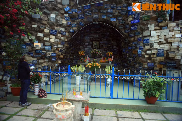 Trong khuôn viên nhà thờ còn có nhiều công trình khác như núi Đức Mẹ Lộ Đức, được xây dựng năm 1960, đồi Canvê, có tượng chuộc tội rất lớn được xây dựng năm 1974...