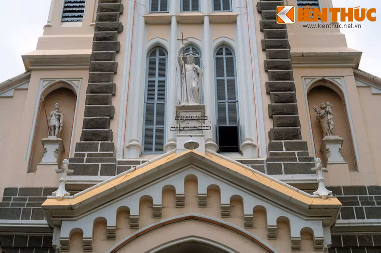 Ban đầu nhà thờ có tên là Nhà thờ Chợ Đũi do thuộc họ đạo Chợ Đũi. Mặt khác, do Thánh Philípphê tông đồ là bổn mạng của Huyện Sỹ nên còn được gọi là Nhà thờ Thánh Philípphê. Tuy vậy, dân gian vẫn gọi là Nhà thờ Huyện Sỹ, và sau đó dần trở thành tên thông dụng của nhà thờ này.