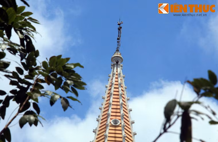 Đỉnh tháp chuông có chong chóng chỉ hướng gió hình con gà trống Gaulois, một mô típ phổ biến trong kiến trúc nhà thờ Pháp.