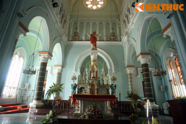 Nhà thờ Huyện Sỹ dùng đá hoa cương Biên Hòa để ốp mặt tiền và các cột chính điện, theo phong cách kiến trúc Gothic. Chính điện nhà thờ có vòm chịu lực dạng cung nhọn.