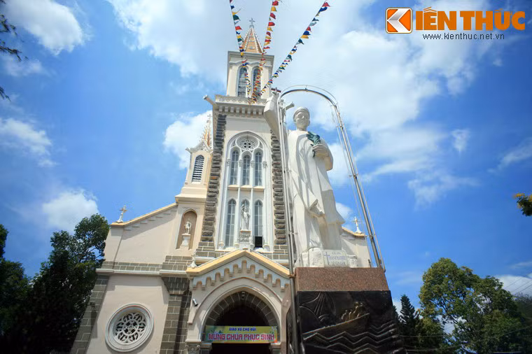 Đây là nhà thờ có khuôn viên rộng rãi khoáng đãng nhất ở Sài Gòn. Phía trước nhà thờ có tượng đài thánh tử đạo Việt Nam là Mátthêu Lê Văn Gẫm. Gần cổng chính còn có đài thiên thần hộ thủ và tượng đài Thánh Giuse.