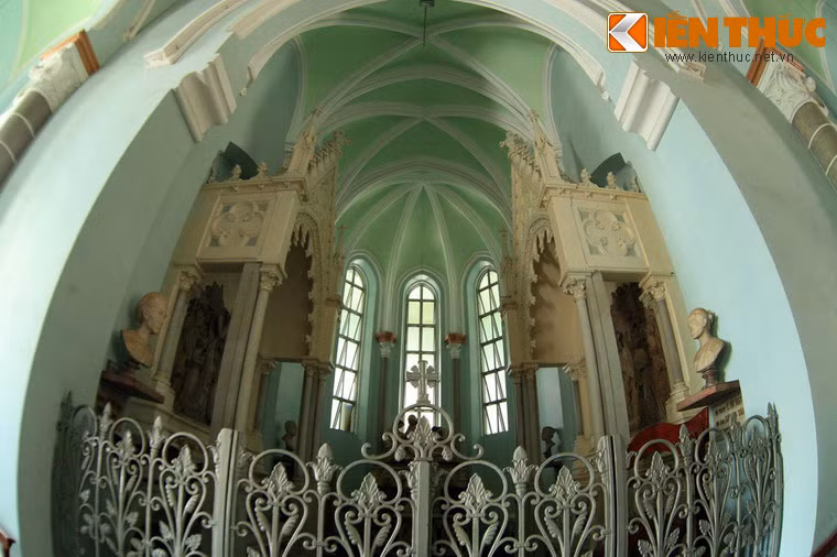 Ông Huyện Sỹ qua đời năm 1900 khi nhà thờ chưa xây dựng xong. Về sau khi vợ ông là bà Huỳnh Thị Tài mất năm 1920, người ta mới đưa hai ông bà chôn ở gian chái sau cung thánh của nhà thờ này.