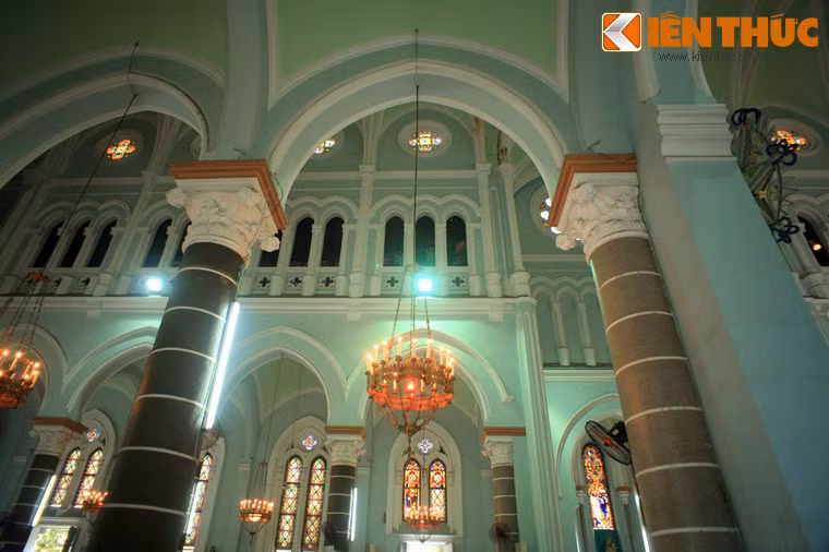 Tường có nhiều cửa sổ dạng vòm đỉnh nhọn và được trang trí bằng lớp kính màu ghép hình mua từ Ý.