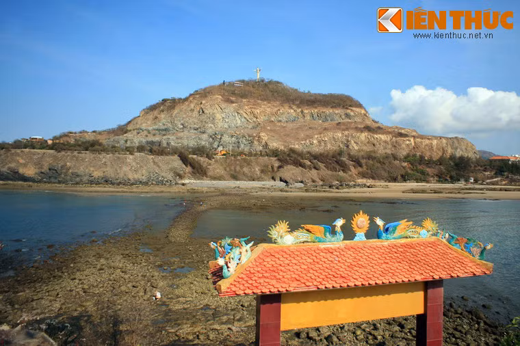 Nằm trên đỉnh Núi Nhỏ của thành phố Vũng Tàu, tượng Chúa Kitô Vua (còn gọi là tượng Đức Chúa dang tay, tượng Chúa Kitô trên đỉnh Núi Tao Phùng) đã được công nhận là tượng Chúa Jesus lớn nhất khu vực châu Á vào năm 2012.