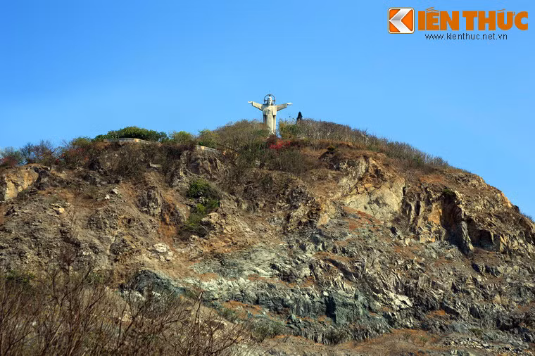 Lịch sử hình thành của bức tượng bắt đầu vào tháng 3/1974, khi chính quyền địa phương cho phép Giáo hội Công giáo xây dựng tượng đài Chúa Jesus trên núi Nhỏ và việc xây dựng bắt đầu được tiến hành. Công trình hoàn thành giai đoạn một thì diễn ra sự kiện giải phóng miền Nam nên phải ngưng lại.