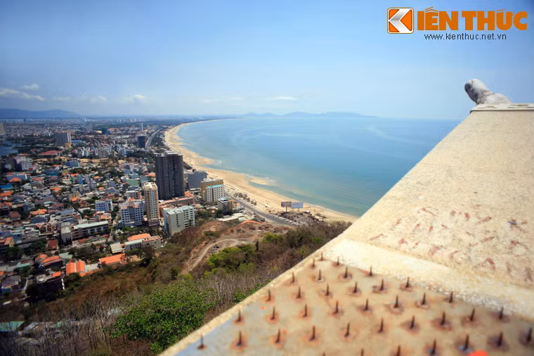 Từ đôi vai tượng, du khách có thể phóng tầm mắt quan sát toàn cảnh Vũng Tàu.