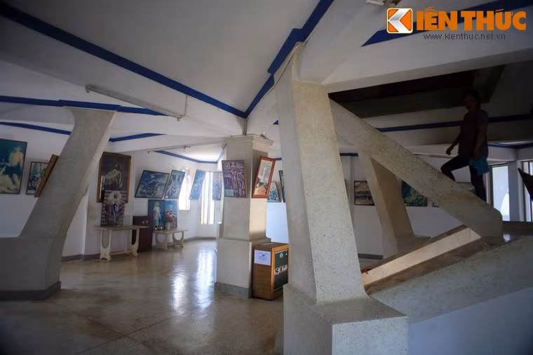 Bên trong bệ tượng là phòng trưng bày tranh ảnh.