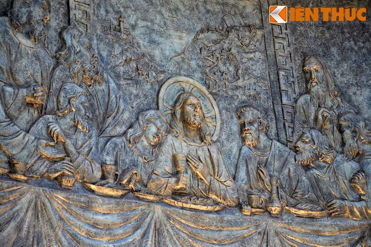 Cận cảnh phù điêu chạm hình Chúa và 12 tông đồ trên bệ tượng.