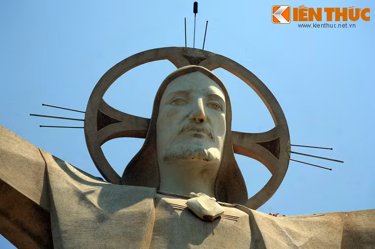 Hào quang quanh đầu tượng đảm nhiệm luôn vai trò của cột thu lôi chống sét.