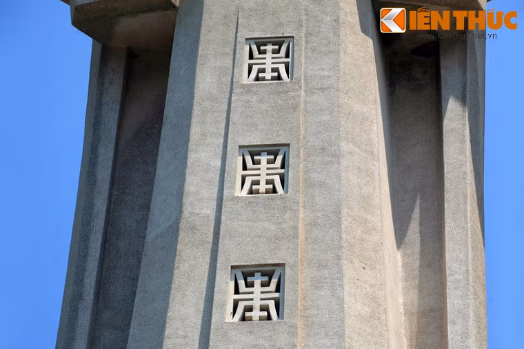 Tà áo tượng có trổ 3 ô cửa sổ tô điểm bằng hoa văn chữ thọ, giúp lòng tượng được chiếu sáng tự nhiên và thoáng khí.