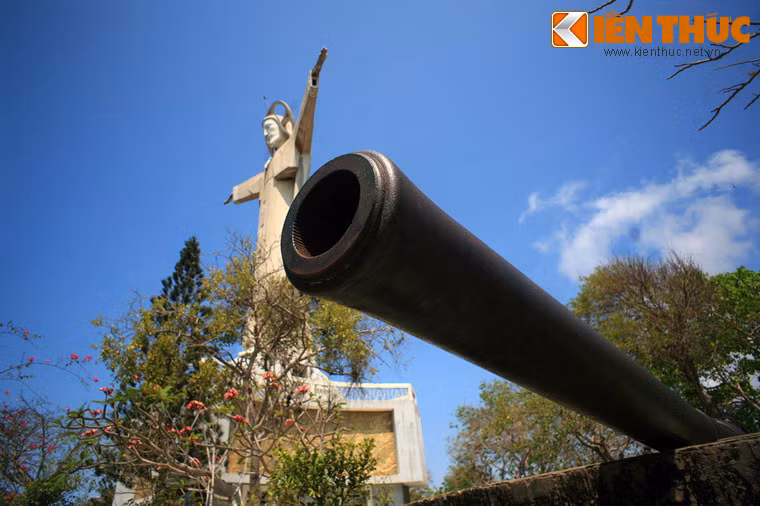 Đây là một phần của trận địa pháo Núi Nhỏ, một công trình quân sự trong hệ thống phòng thủ chiến lược do thực dân Pháp xây dựng cuối thế kỷ 19 đầu thế kỷ 20 nhằm kiểm soát cửa biển Sài Gòn - Vũng Tàu.