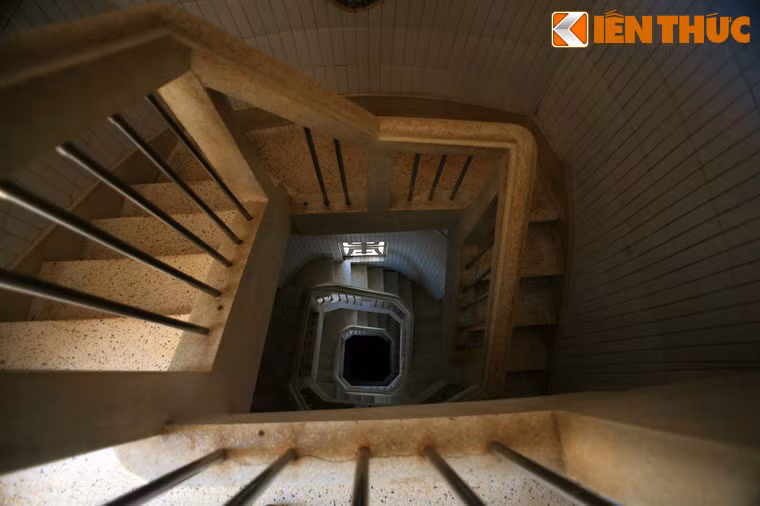 Trong thân tượng có cầu thang xoắn ốc gồm 133 bậc, chạy từ bệ lên cổ tượng, nơi có cửa thông ra hai vai. Trong lòng tượng có thể chứa được 100 khách tham quan cùng một lúc.