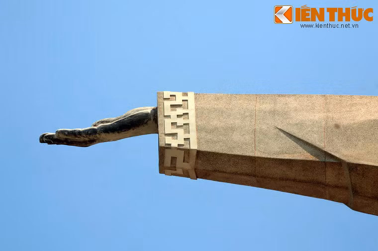 Cận cảnh một cánh tay tượng.
