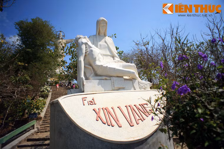 Vật liệu xây tượng hầu hết lấy từ trong nước như cát, sỏi khai thác dưới sông Đồng Nai, đá cẩm thạch lấy từ hòn Non Nước (Đà Nẵng). Riêng xi măng trắng được nhập ngoại.