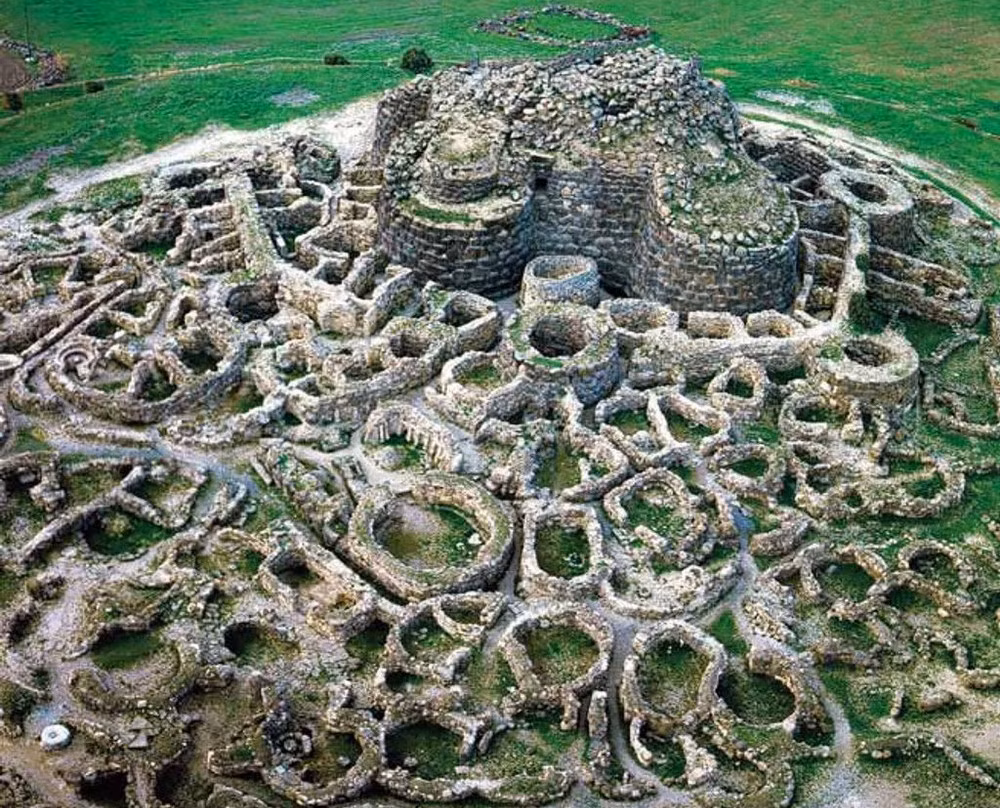 Chung quanh tòa tháp trung tâm này là các dãy nhà nhỏ có mặt bằng hình tròn nằm sát nhau.