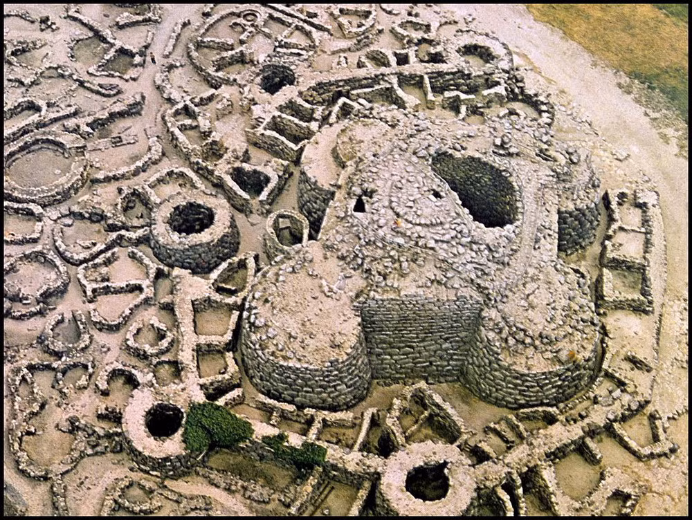 Tòa tháp trung tâm có kích thước rất lớn, được bao quanh bởi một bức tường với 7 tháp lớn.