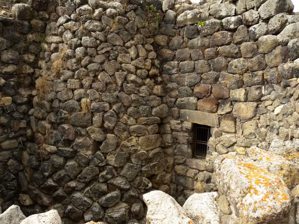 Tất cả các công trình được ghép bằng đá rất chắc chắn.