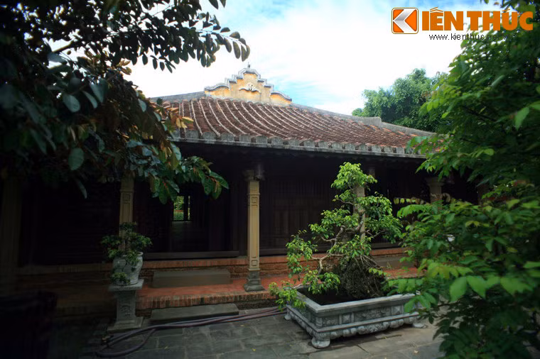 Nổi bật nhất ở đây là ngôi nhà tam gian tứ hạ Quảng Nam. Đây là ngôi nhà có niên đại hơn 200 năm, có kích thước lớn nhất, cũng như số cột nhiều nhất Quảng Nam - 108 cây cột.