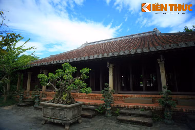 Bên cạnh quy mô lớn, ngôi nhà còn mang nét khác biệt trong nghệ thuật điêu khắc gỗ công phu tỉ mỉ với những họa tiết được cách điệu tinh tế, từng được UNESCO nhận xét là ngôi nhà cổ đẹp nhất miền Trung.