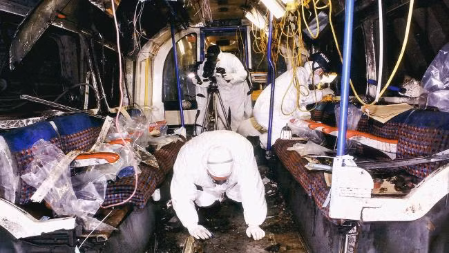 Vào sáng 7/7/2005, bốn phần tử Hồi giáo cực đoan đã cho nổ bom liên hoàn trên ba tuyền tàu điện ngầm ở London và một xe buýt hai tầng ở Quảng trường Tavistock. 52 thường dân thiệt mạng và hơn 700 người khác bị thương trong vụ tấn công này.