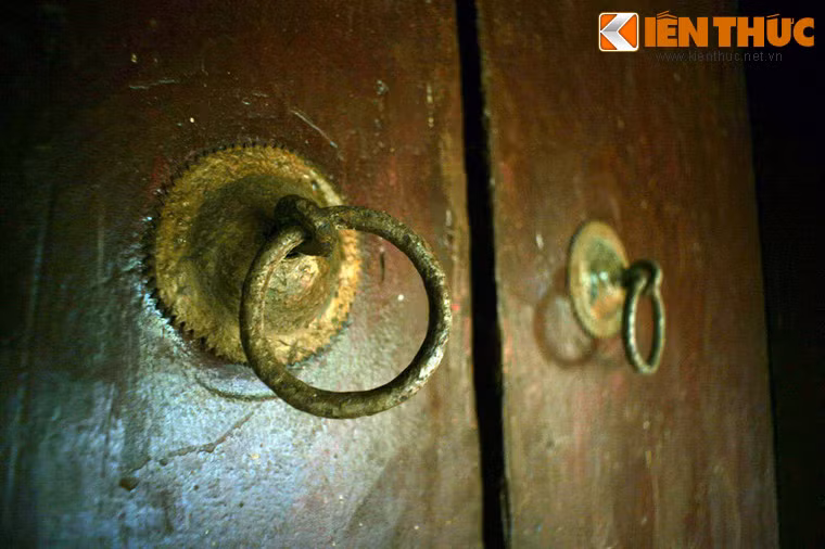 Lễ hội này là dịp hiếm hoi các gian thờ của ngôi đền được mở cửa. Trong lễ hội, tượng vua sẽ được đội vương miện thật bằng vàng, mặc áo đại lễ. Tượng hoàng hậu và thứ phi cũng được tắm rửa mặc áo, đội mũ.