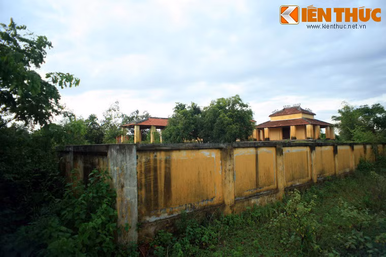 Ngôi đền được xây dựng vào giai đoạn vương quốc Champa suy tàn (từ thế kỷ 17 trở về sau). Vào giai đoạn này, kỹ thuật xây dựng tháp Chăm truyền thống đã thất truyền, nhưng nhu cầu thờ phụng tổ tiên và tôn giáo của người Chăm vẫn là nhu cầu thường trực.