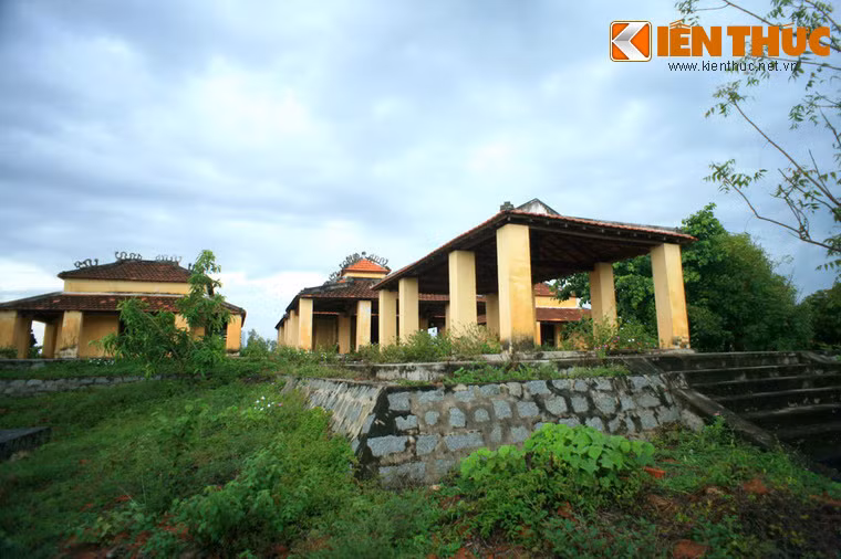 Gian bên phải thờ bà thứ phi người Việt, công chúa con của một vị chúa Nguyễn, cùng một số con của bà. Bên trái là gian thờ hoàng hậu Popia Sơm, vợ cả của vua, cùng con của bà. Hình tượng hoàng hậu, thứ phi và các con được thể hiện bằng những bức tượng rất sinh động.