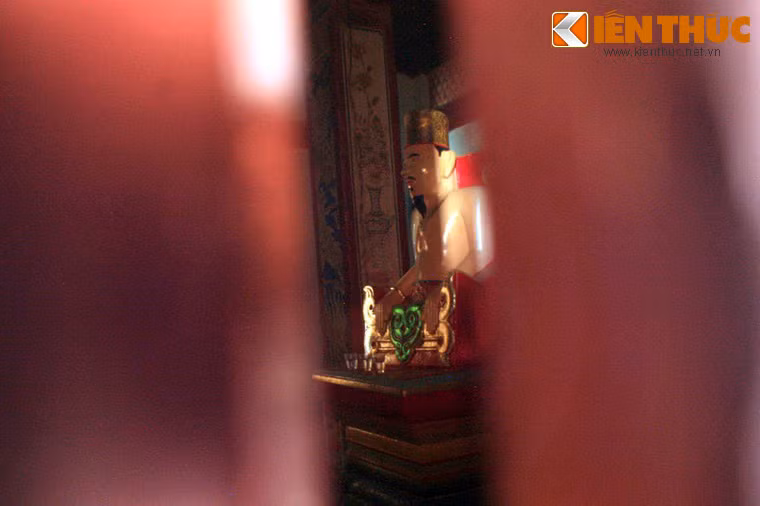 Trung tâm gian thờ đặt tượng vua Pô Klông - Mơh Nai, tạc bằng một khối đá xanh lớn có trang trí hoa văn cầu kỳ đặc sắc, đây là một trong những bức tượng lớn nhất của người Chăm còn lại nguyên vẹn cho đến ngày nay.