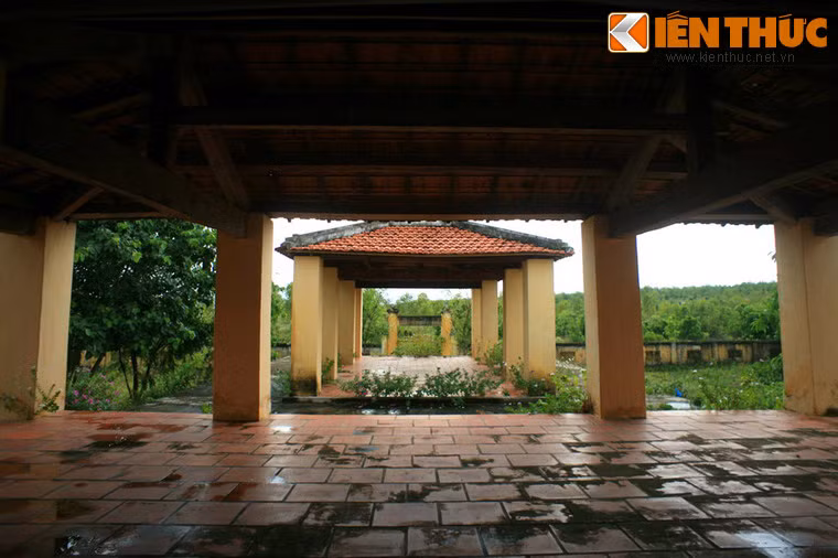 Dãy nhà trước gồm 2 gian lớn để trống dùng làm nơi chờ đợi và thực hiện nghi lễ bên ngoài trước lúc vào đền thờ.