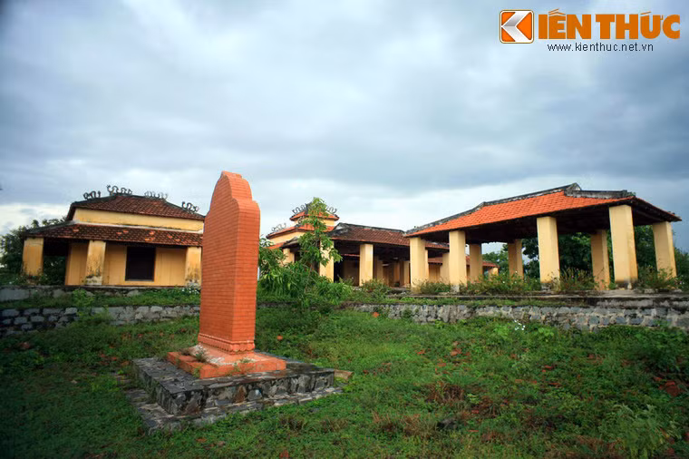 Vì vậy, họ đã chuyển sang xây dựng dạng đền thờ với vật liệu gỗ, ngói, vôi, có kiến trúc tương tự như đền chùa của người Việt. Tiêu biểu cho dạng kiến trúc này chính là đền thờ vua Chăm Pô Klông - Mơh Nai.